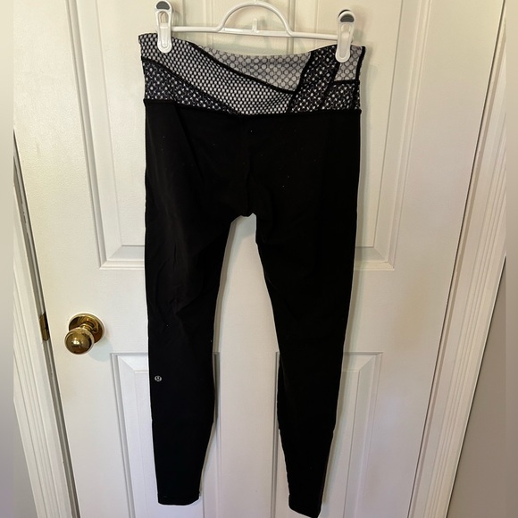 Lulu, leggings, used but still in good condition, size 6. - Picture 2 of 2